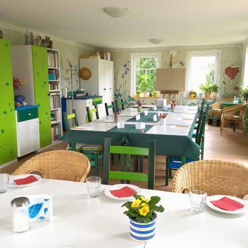 Blick ins Atelier von Evi Steiner-Böhm mit vorbereitetem Tisch für einen Malkurs