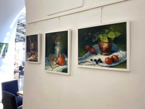 Blick in den Galeriebereich der Regionalbibliothek Weiden mit impressionistischen Stillleben in Öl