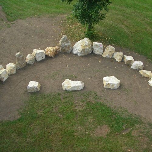 Der Steinkreis im Bürgerpark Die Alten 2009 Gesamtansicht von oben mit 23 Steinen: 10 stehen im Halbkreis drei liegen davor