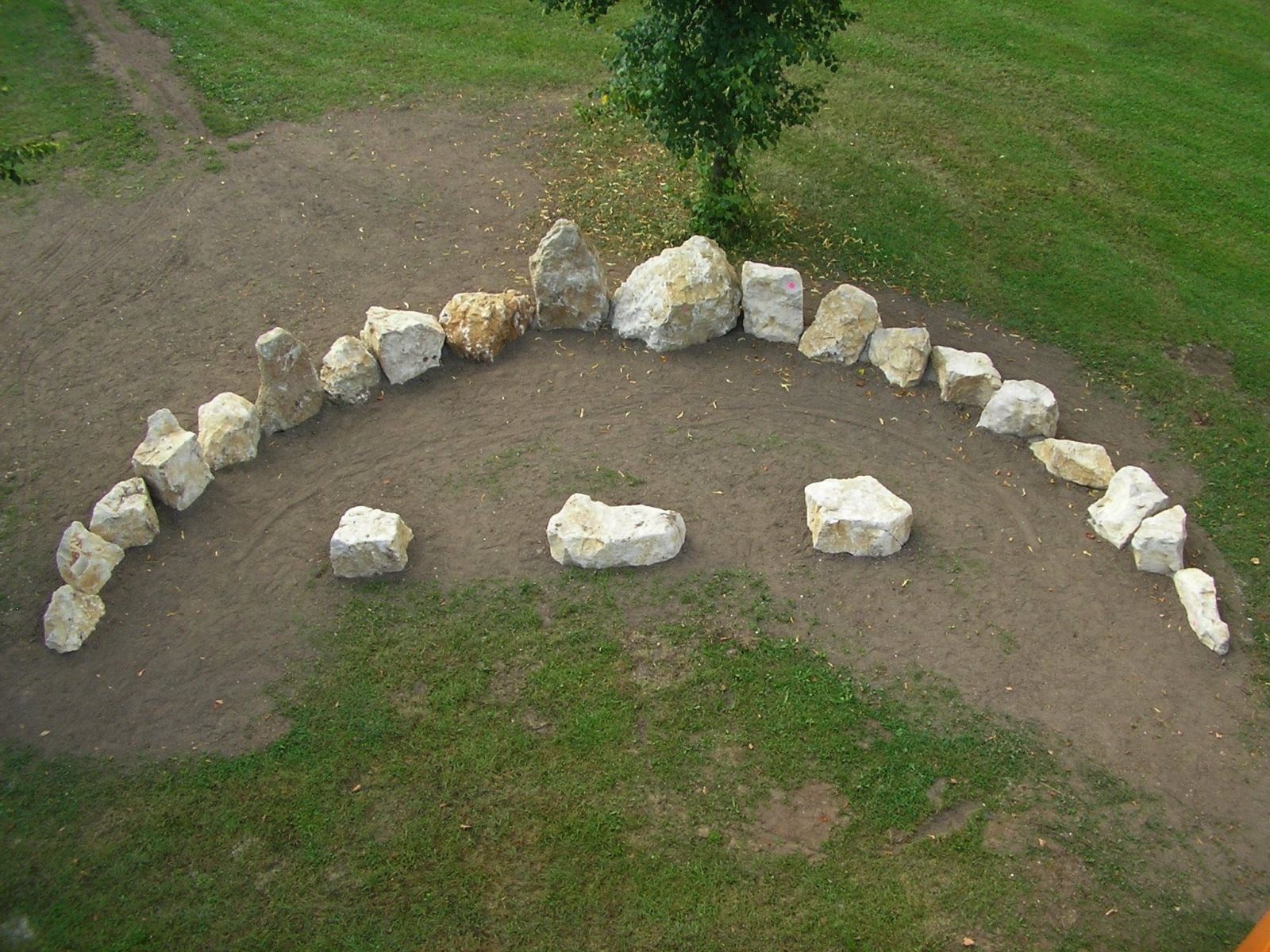 Der Steinkreis im Bürgerpark Die Alten 2009 Gesamtansicht von oben mit 23 Steinen: 10 stehen im Halbkreis drei liegen davor